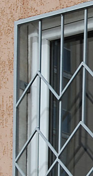 Пример монтажа решетки в проем окна