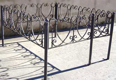 Фотография кованой ограды для могилы.